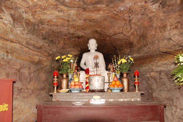 tượng sư tổ - nơi thờ tại Chùa Hang Đồ Sơn cũ