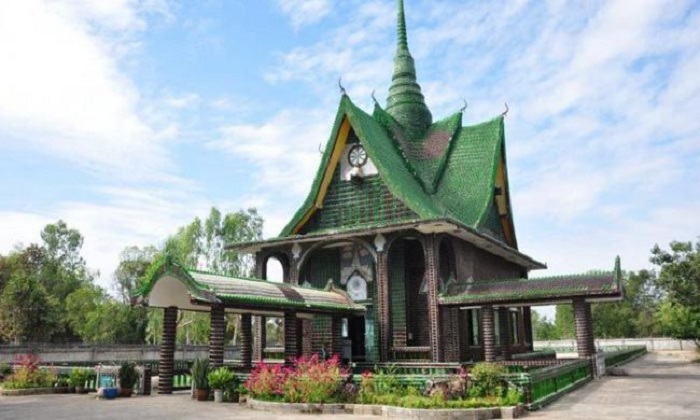 Chùa Wat Pa Maha Chedi Kaew nhìn toàn cảnh
