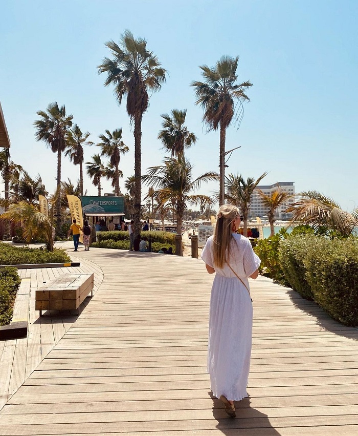 Đi dạo trên bãi biển La Mer nơi chụp ảnh đẹp ở Dubai