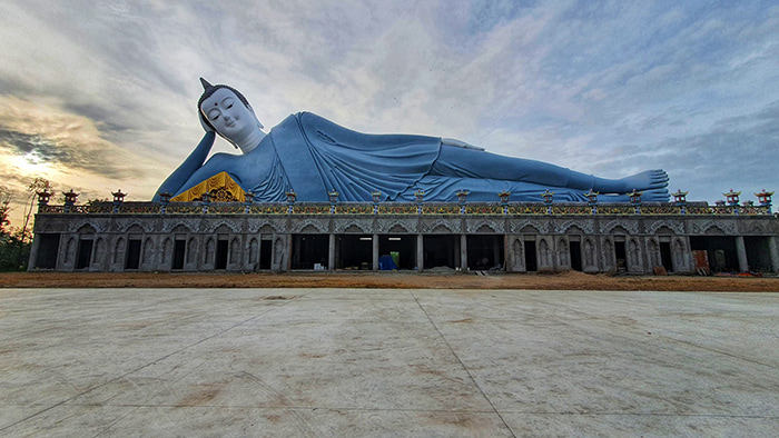 Chiêm ngưỡng tượng Phật Thích Ca nằm lớn nhất Việt Nam - Bên dưới bức tượng