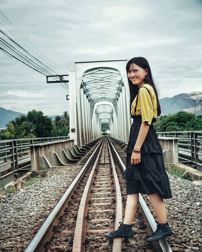 What's beautiful about Nha Trang iron bridge?