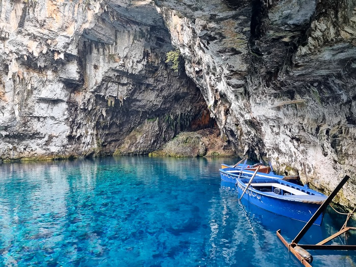 Hang động có làn nước màu xanh ngọc hang động Melissani