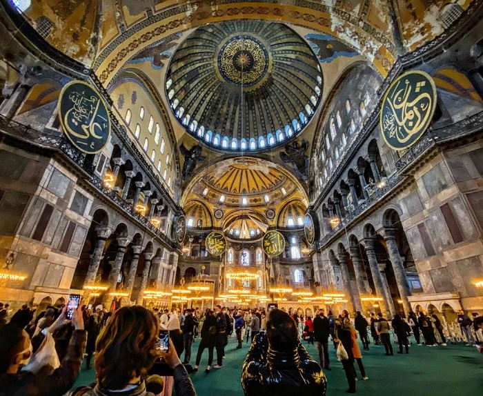 Bên trong nhà thờ Hagia Sophia địa điểm chụp ảnh ở Istanbul