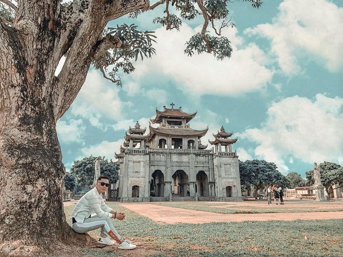 Nhà thờ đá Phát Diệm là nhà thờ đá ở Việt Nam nổi tiếng