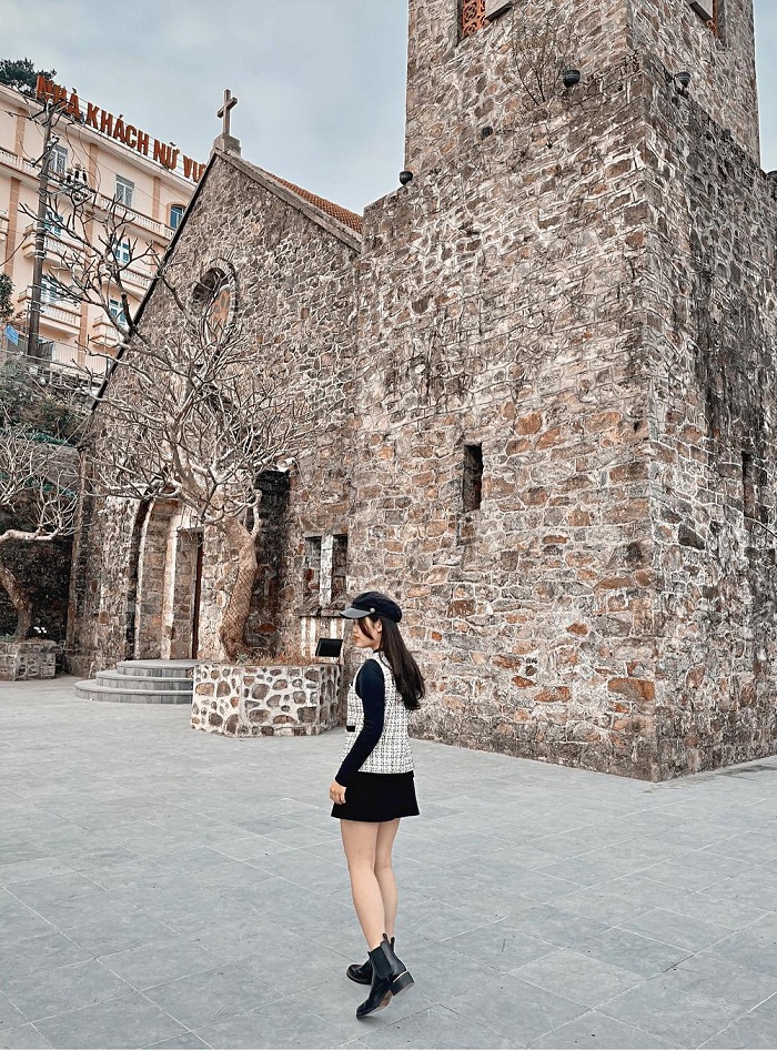 Nhà thờ đá Tam Đảo là nhà thờ đá ở Việt Nam nổi tiếng