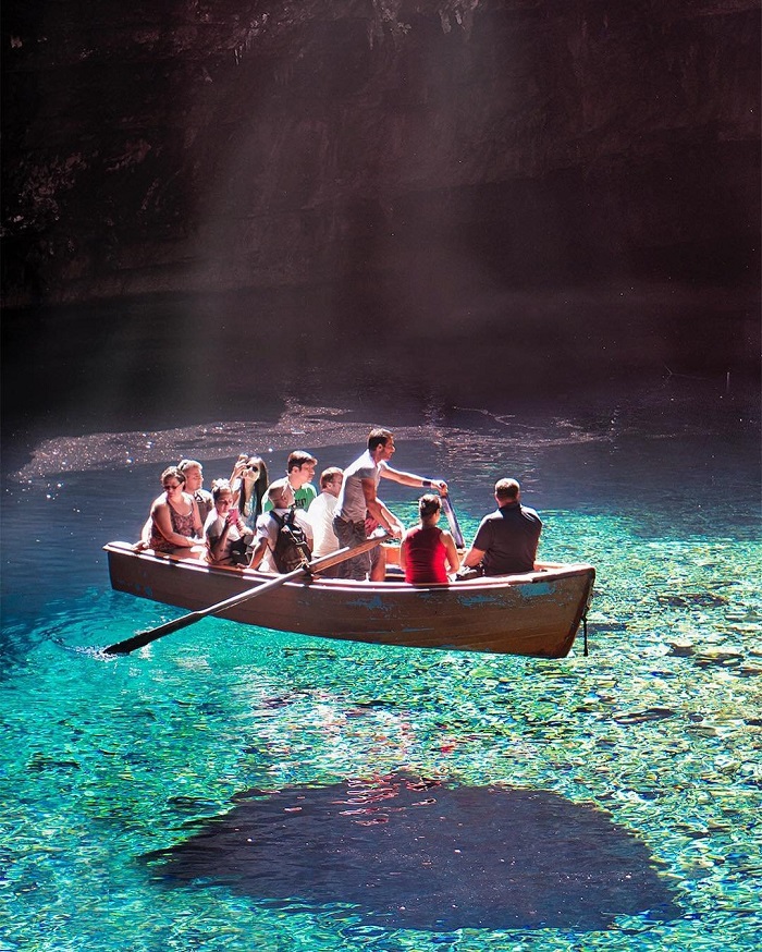 hang động Melissani và hồ nước tạo thành một loại đặc điểm giống như cenote