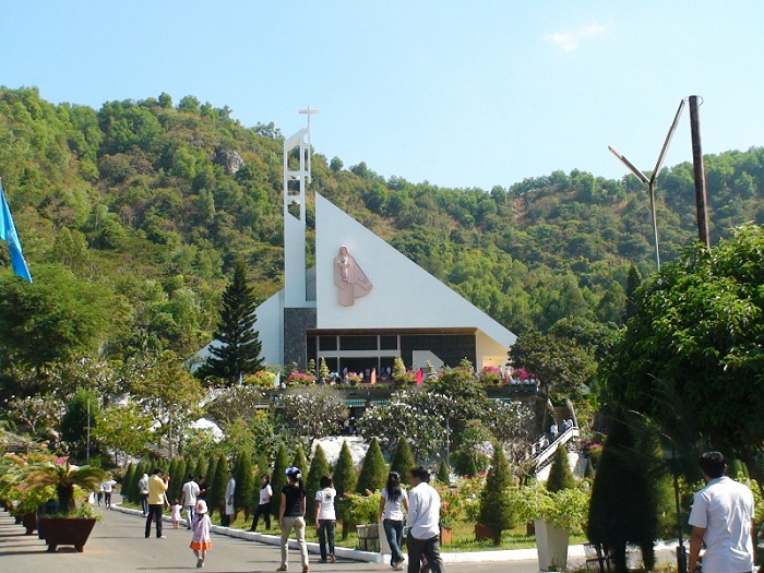 Statue of Our Lady of Bai Dau - holy temple