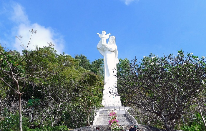 Statue of Our Lady of Bai Dau - visit