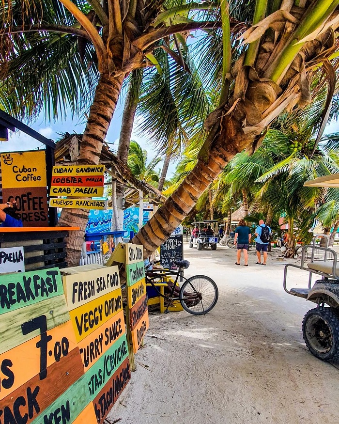 Khu vực nhộn nhịp tại bãi biển của thị trấn - du lịch Placencia Belize