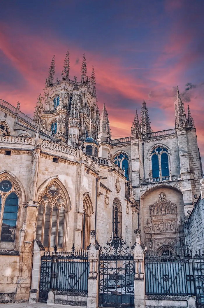 Nhà thờ lớn Burgos là công trình kiến trúc Gothic ở Châu Âu
