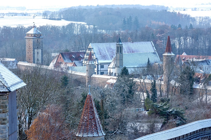 Tường thành nhìn từ trên cao trong thị trấn cổ tích Rothenburg