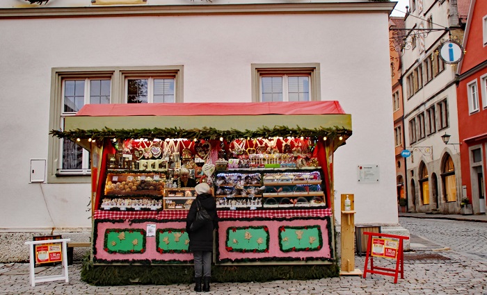 Một cửa hàng bán đồ trên đường phố thị trấn cổ tích Rothenburg