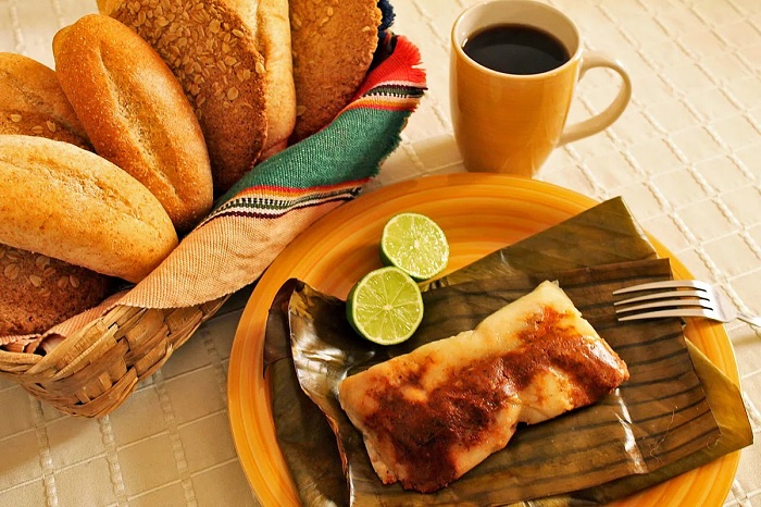 Tamal colorado, một loại tamales đỏ phổ biến ẩm thực Guatemala