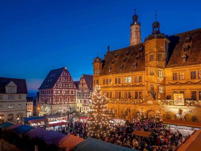 Marktplatz trong mùa Giáng Sinh tại thị trấn cổ tích Rothenburg