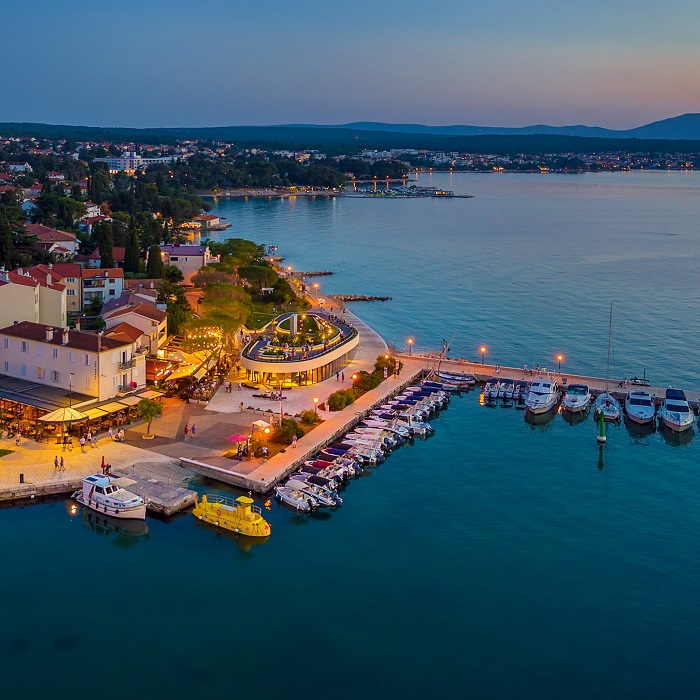 Bến cảng chính trên hòn đảo du lịch đảo KRK Croatia