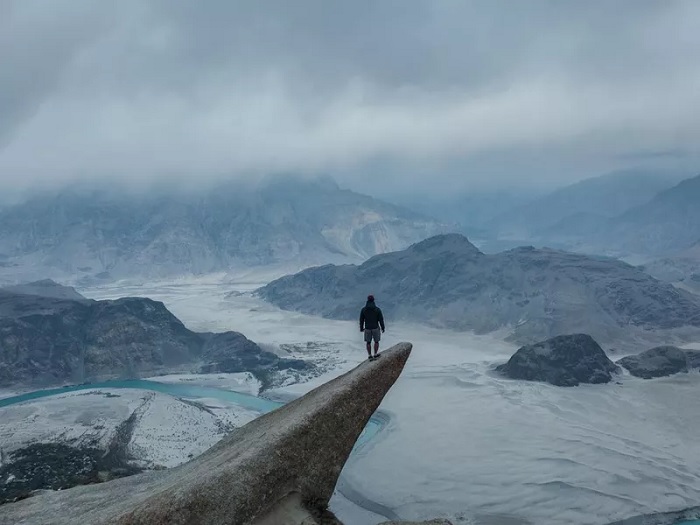 Đỉnh Everest tiềm ẩn nhiều nguy hiểm do độ cao của nó - 10 kỳ quan thiên nhiên nguy hiểm nhất thế giới