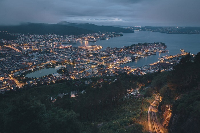 Ngắm cảnh thành phố Bergen từ đỉnh núi - du lịch Bergen Nauy