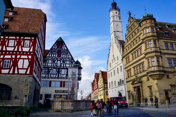 Những con phố cổ đi bộ tốt trong thị trấn cổ tích Rothenburg