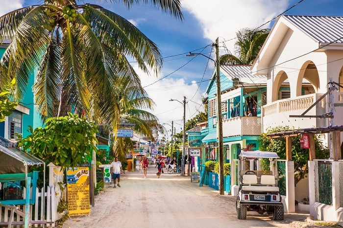 Cuộc sống ở đây tập trung xung quanh con phố chính - du lịch Placencia Belize