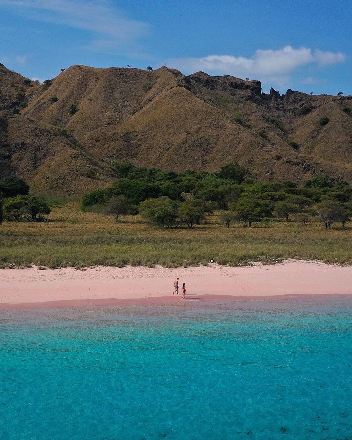 Pink Beach là bãi biển cát hồng trên thế giới khiến du khách mê mẩn