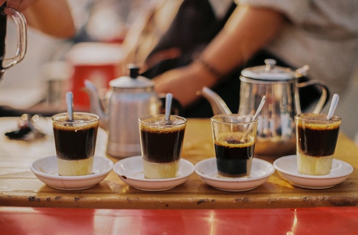 Ở quán cà phê vợt 2 Ngầu phục vụ 2 loại cà phê, đó là cà phê đen và cà phê sữa