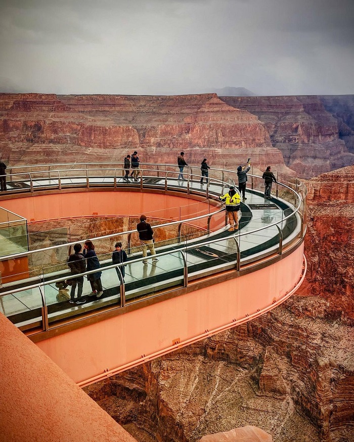 Grand Canyon Skywalk là cây cầu kính nổi tiếng thế giới nằm ở Mỹ