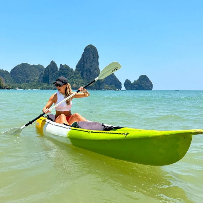 Chèo thuyền kayak là hoạt động phổ biến ở bãi biển Ton Sai