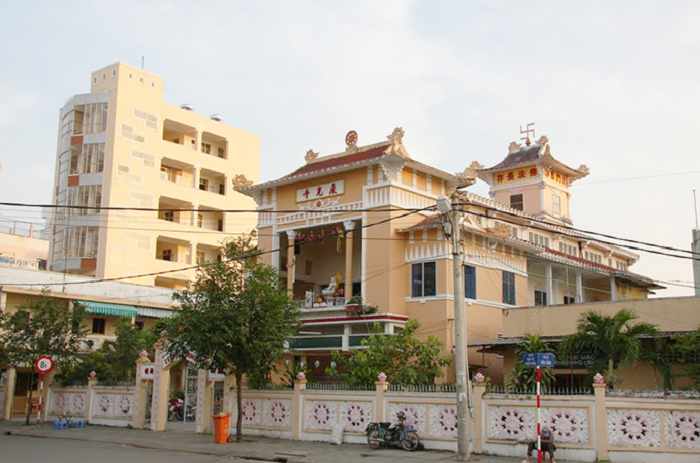 chùa Khánh Quang Ninh Kiều thu hút du khách tham quan