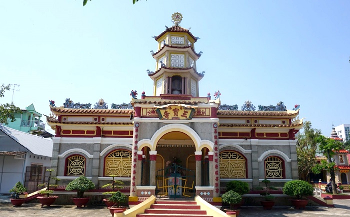 combine visiting Tam Bao Pagoda and Ha Tien Buddha Temple  