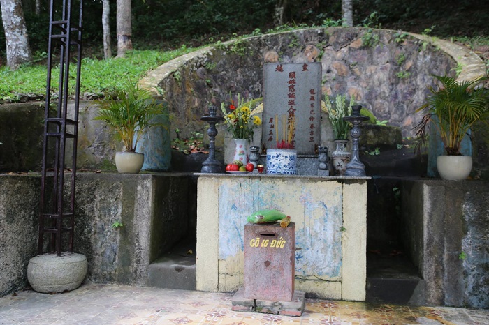 Lăng mộ bà Phù Dung ở chùa Phù Dung Hà Tiên 