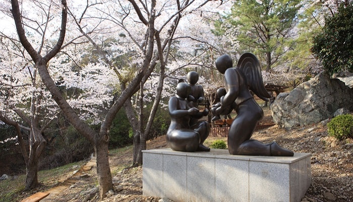 Công viên Điêu khắc Jangboksan là điểm tham quan ở thị trấn Jinhae