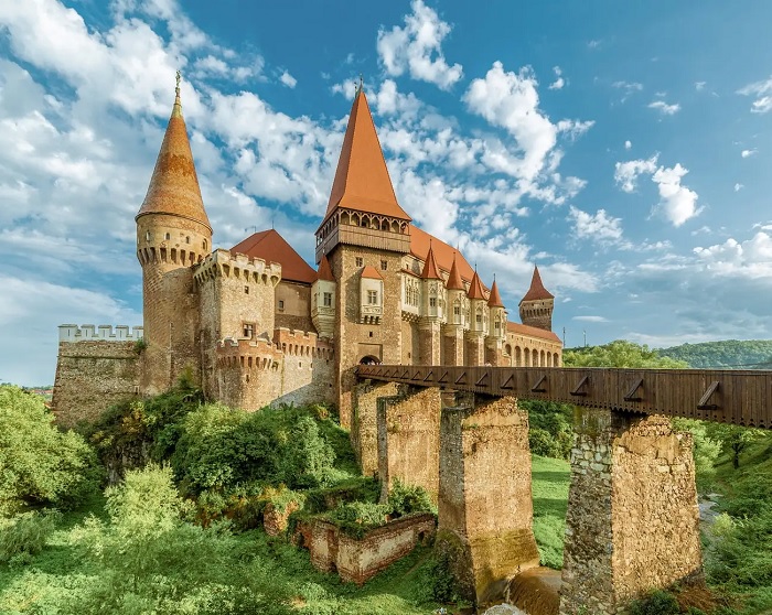 Lâu đài Corvin là công trình kiến trúc Gothic ở Châu Âu