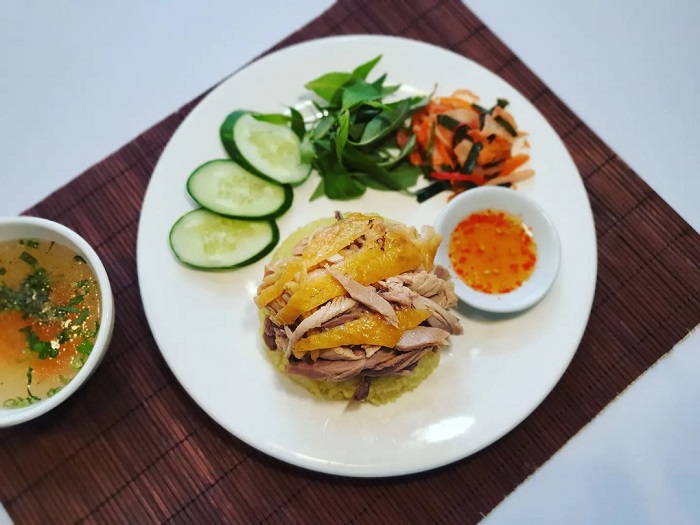 Cơm gà Phú Yên là đặc sản cơm gà Việt Nam có bán nhiều ở các tỉnh miền Trung và miền Nam