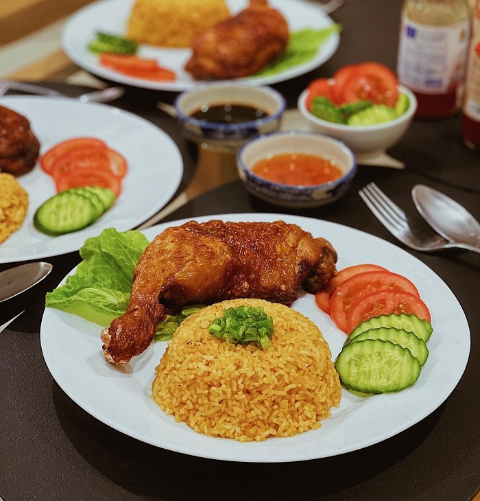 Cơm gà xối mỡ là đặc sản cơm gà Việt Nam có nguồn gốc từ Trung Quốc