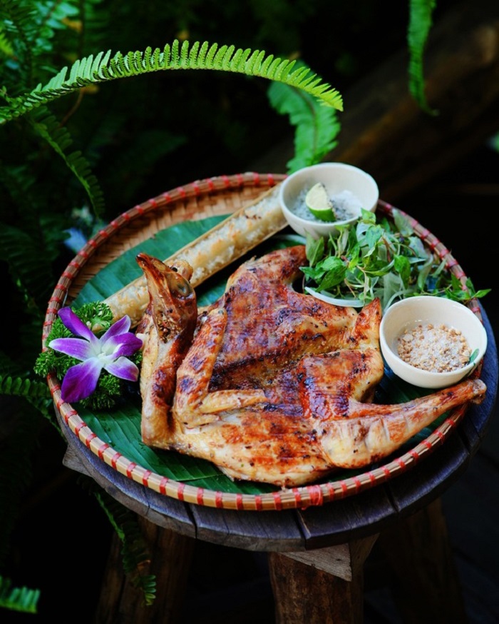 Gà nướng cơm lam là đặc sản cơm gà Việt Nam bán khắp mọi miền tổ quốc