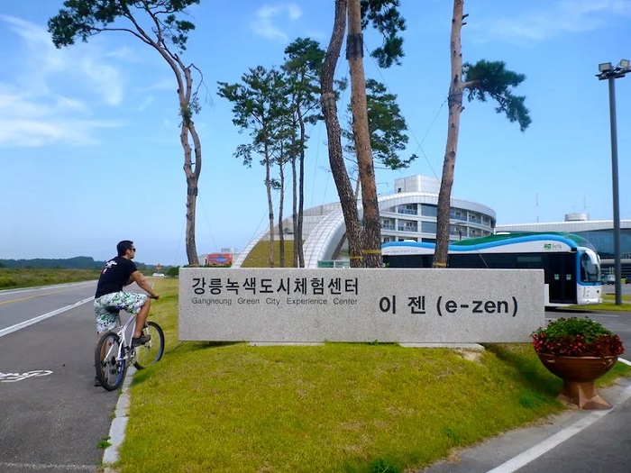  Đạp xe quanh cung đường ven biển là điều tốt để làm trên đảo Ulleungdo
