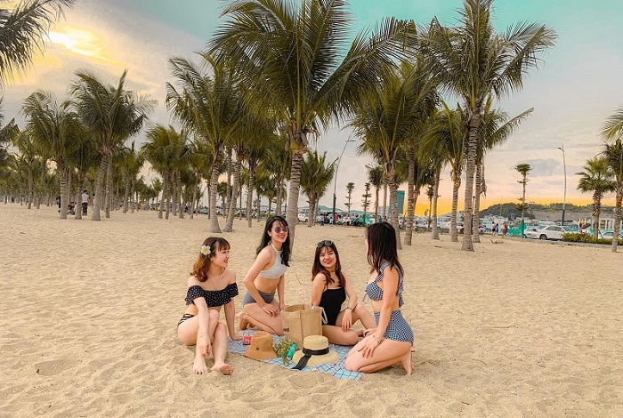 Địa điểm du lịch dịp lễ 30/4 ở Quảng Ninh - bãi biển đẹp