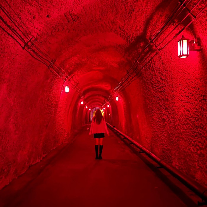 Đường hầm ánh sáng ở hẻm núi Kiyotsu Nhật Bản 