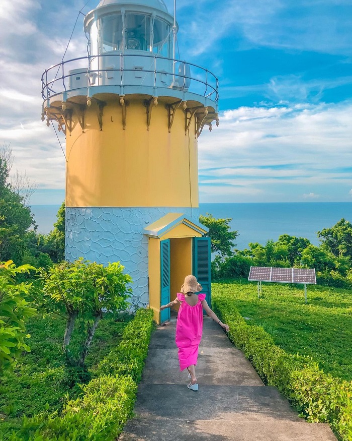 Tien Sa Lighthouse is a hundred-year-old lighthouse in Vietnam with a beautiful view for visitors to check in