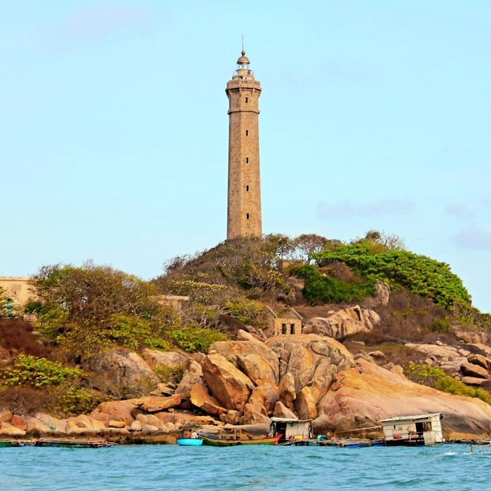 Hải đăng  Kê Gà là hải đăng trăm tuổi ở Việt Nam mang vẻ đẹp cổ kính, bình yên