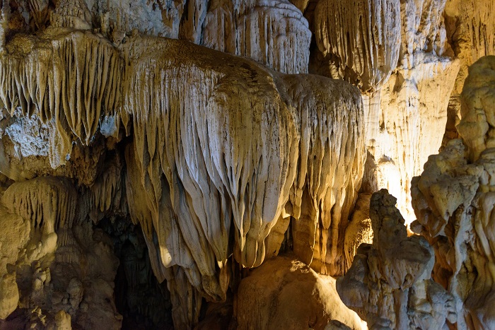 Hang Diêm là hang động đẹp ở Yên Bái với nhiều thạch nhũ độc lạ