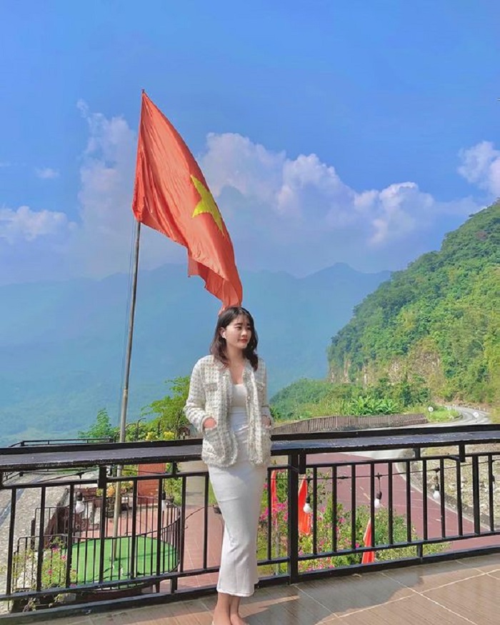 hang Mỏ Luông Mai Châu - cột cờ Mai Châu