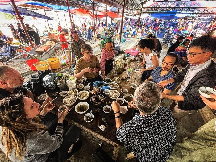 Khám phá xã Sín Chéng du khách còn được ăn nhiều món ngon trong chợ
