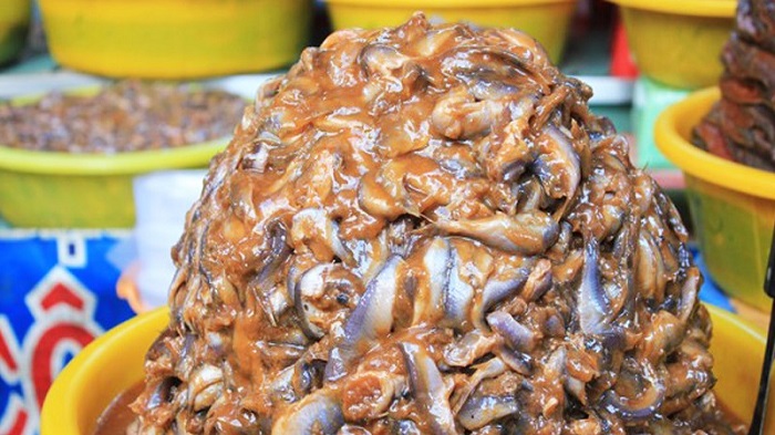 mắm bò hóc cũng là một trong những nguyên liệu quan trọng, không thể thiếu để tạo nên hương vị đặc trưng cho món lẩu kiến vàng
