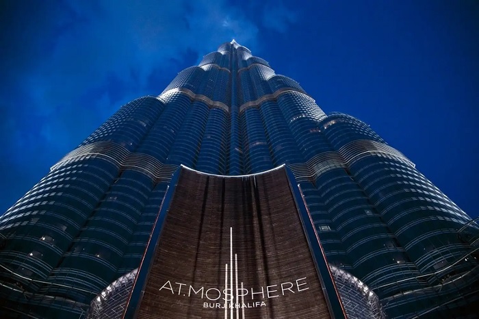 Nằm trên tầng 122 của tòa nhà Burj Khalifa và nổi tiếng với tầm nhìn 360 độ - nhà hàng cao nhất thế giới