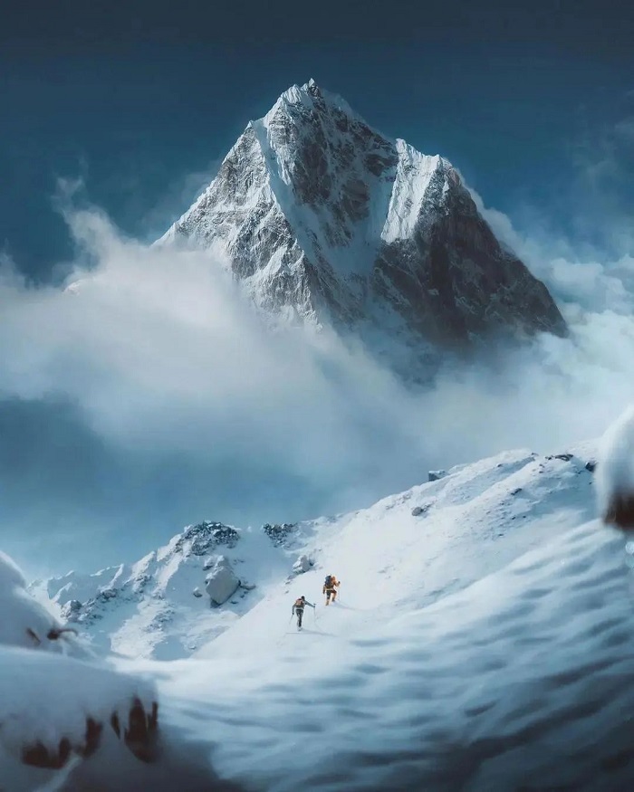 Everest là ngọn núi tuyết đẹp nhất thế giới nằm ở Nepal và Tây Tạng