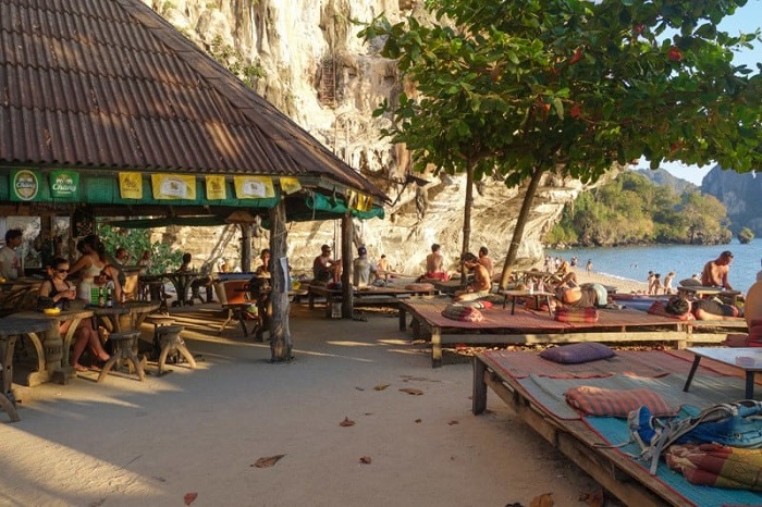 Thư giãn trong nhiều quán bar trên bãi biển là hoạt động phổ biến ở bãi biển Ton Sai