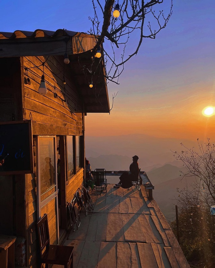 Mi Oi cafe is a beautiful cafe in Ta Xua suitable for hunting clouds and watching the sunset