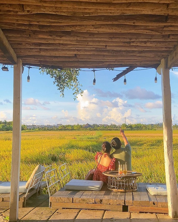 Roving Chillhouse là quán cafe view đồng lúa ở Việt Nam được nhiều du khách check in