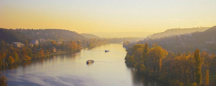 Sông Vltava là điểm tham quan gần làng Holasovice Séc